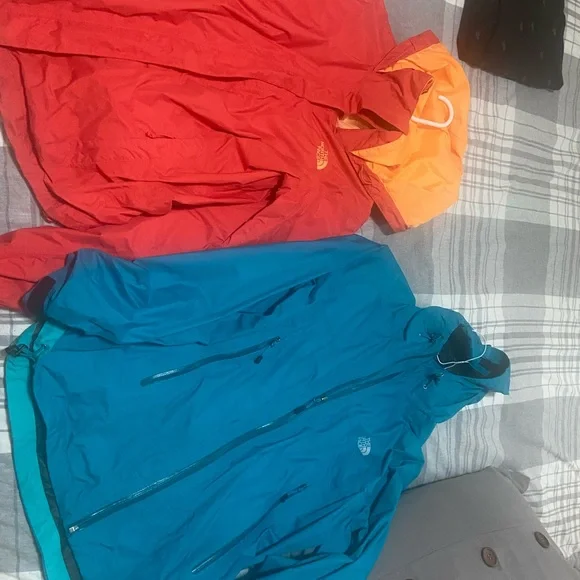 Woman the north face jacket very light for rain and work out. Am selling both - Picture 8 of 12